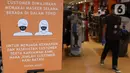 Papan bertuliskan aturan pemakaian masker dan pembatasan jarak kepada pengunjung di salah satu toko di Pasar Baru Jakarta Pusat, Selasa (9/6/2020). Pusat perbelanjaan tersebut kembali dibuka, meski masih dalam masa Pembatasan Sosial Berskala Besar (PSBB) transisi. (Liputan6.com/Angga Yuniar)
