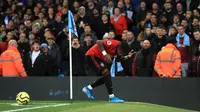 Pemain Manchester United Fred bereaksi setelah benda-benda dilemparkan kepadanya pada pertandingan Liga Inggris di Etihad Stadium, Manchester, Inggris, Sabtu (7/12/2019). Manchester United menang 2-1. (Mike Egerton/PA via AP)