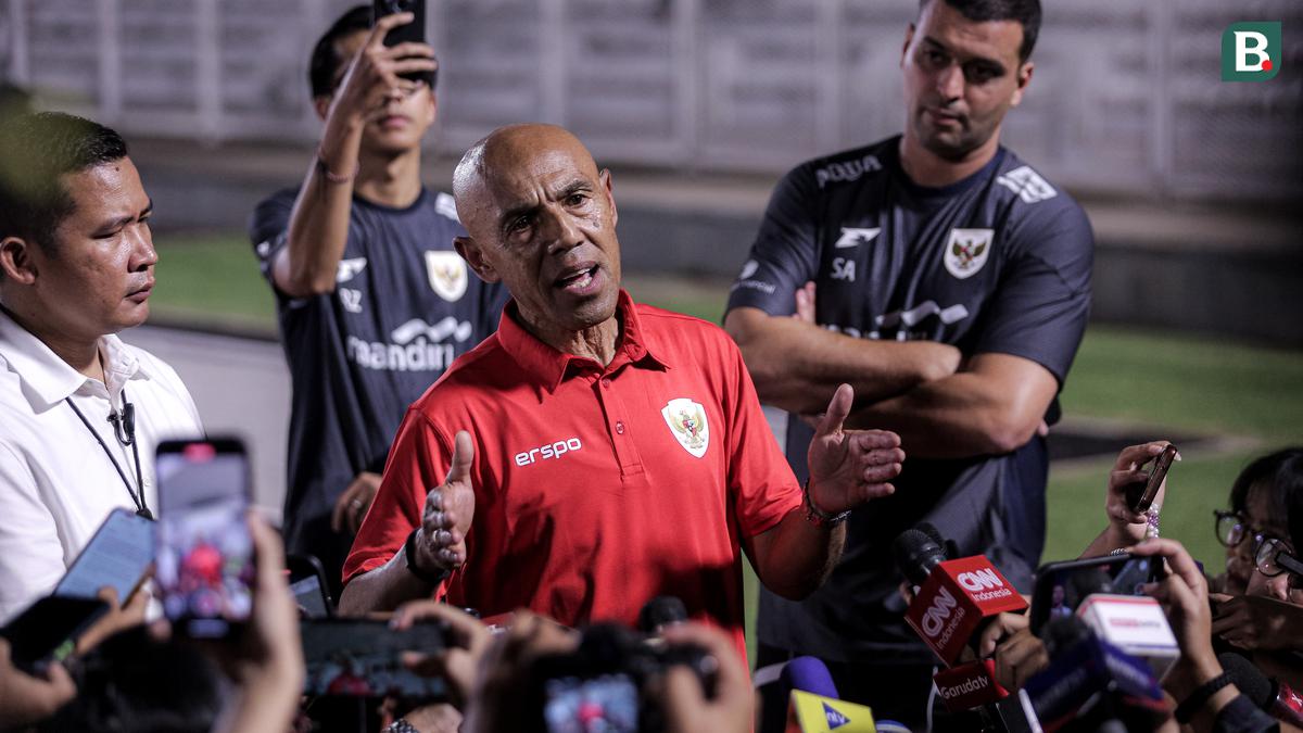 Gunakan Bahasa Indonesia di Hadapan Awak Media, Simon Tahamata Bertekad Bantu Perkembangan Sepak Bola Indonesia