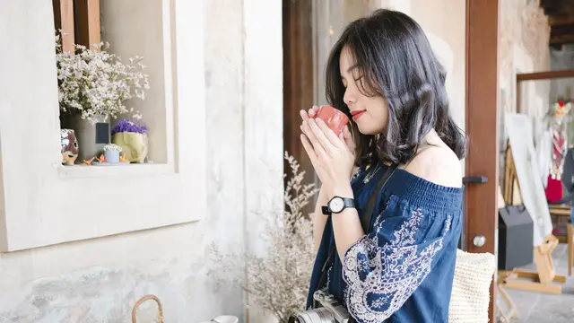 wanita juli suka berbagi