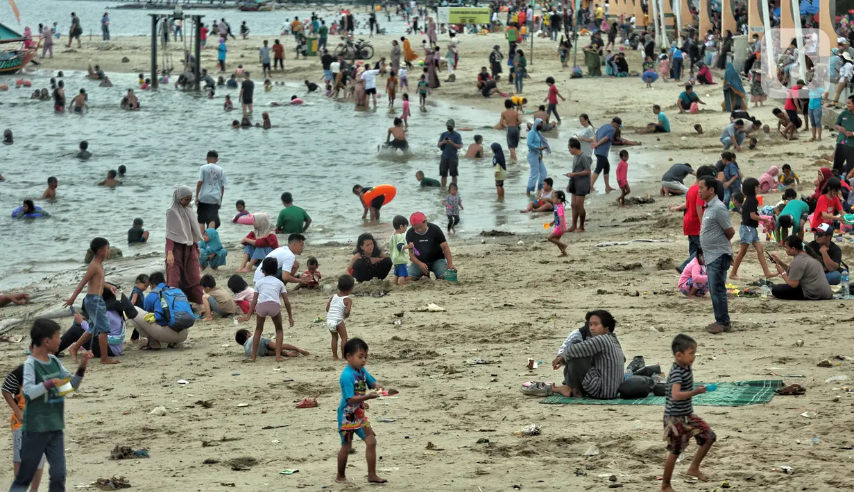 Wisatawan memadati Pantai Ancol saat mengisi libur Natal, Jakarta, Minggu (25/12/2022). Kepala Komunikasi PT Pembangunan Jaya Ancol Ariyadi Eko Nugroho mengungkapkan per hari ini jumlah wisatawan di Taman Impian Jaya Ancol tembus 40.000, angka tersebut meningkat dua kali lipat dibanding libur hari biasa maupun Natal tahun 2021. (merdeka.com/Iqbal S. Nugroho)