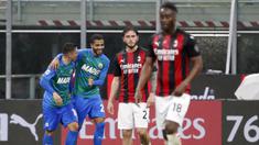 Striker Sassuolo, Giacomo Raspadori (kiri) merayakan gol pertama Sassuolo yang dicetaknya ke gawang AC Milan dalam laga lanjutan Liga Italia 2020/2021 pekan ke-32 di San Siro Stadium, Milan, Rabu (21/4/2021). Sassuolo menang 2-1 atas AC Milan. (AP/Antonio Calanni)