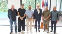 Pelatih Persib Bandung, Bojan Hodak, dan dua pemain asal Prancis, Andrew Jung dan Layvin Kurzawa, melakukan kunjungan ke Kedutaan Besar Prancis untuk Indonesia di Jakarta Pusat, Selasa (24/03/2026). (dok. Persib Bandung)