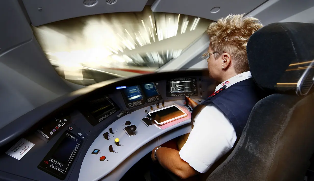 Siegrid Zscherneck masinis kereta api ICE saat berada didalam ruang kendali kereta api ICE di Stasiun Kereta Api, Jerman, Kamis (23/7). Kereta api cepat dengan rute Amsterdam ke beberapa kota di Jerman dan Switzerland. (REUTERS/Kai Pfaffenbach)
