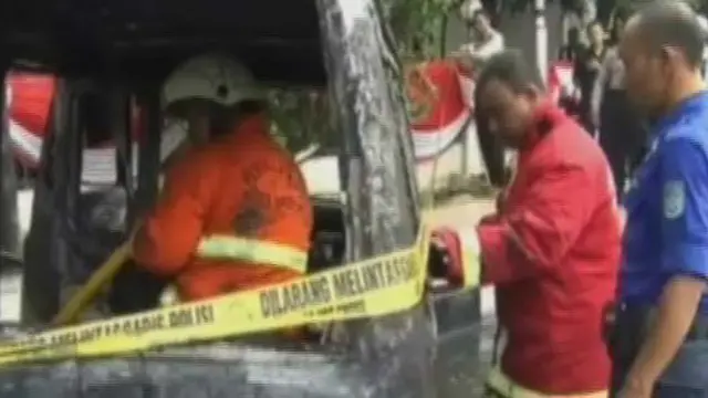 Angkot Terbakar di Depan Kantor Walikota Depok