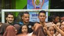 Srdan Lopicic, Raphael Maitimo, dan Ryuji Utomo diburu foto bersama oleh para siswa SMAN 3 Kota Malang dalam acara Arema Goes to School. Sabtu (30/4/2016). (Bola.com/Iwan Setiawan)