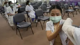 Seorang tenaga kesehatan menerima suntikan booster vaksin virus corona COVID-19 Pfizer-BioNTech di Rumah Sakit Bangkok Metropolitan Administration General, Bangkok, Thailand, Selasa (10/8/2021). Total kasus COVID-19 di Thailand mencapai 736.522 kasus sejak awal pandemi. (AP Photo/Sakchai Lalit)