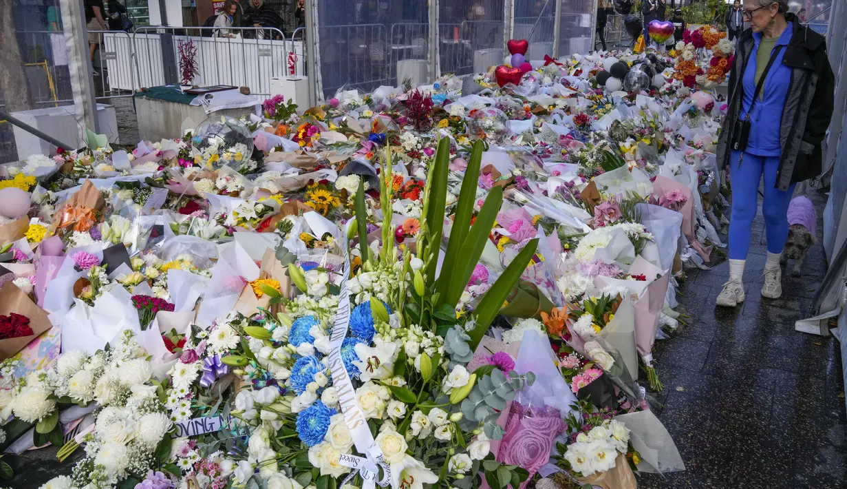 Pelaku penikaman, yang diyakini oleh Polisi NSW adalah seorang pria berusia 40 tahun, ditembak mati di tempat kejadian oleh seorang petugas senior. (AP Photo/Mark Baker)