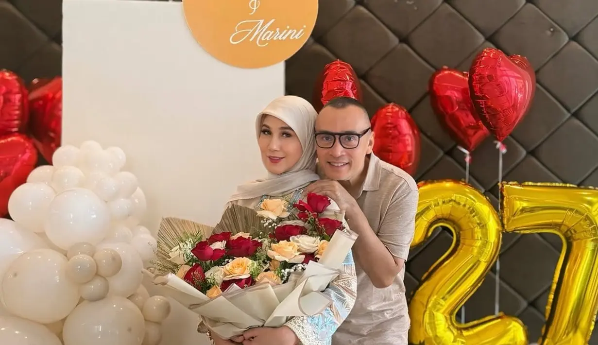 Pasangan ini dikenal sebagai salah satu pasangan selebriti yang jauh dari gosip miring dan selalu menampilkan citra rumah tangga yang harmonis. Ucapan selamat untuk keharmonisan rumah tangga Marini dan Denny ramai dibubuhkan. Selama 27 tahun pernikahan, Marini Zumarnis dan Denny Wardhana telah melewati berbagai suka dan duka bersama. Mereka telah menjadi contoh bagi banyak pasangan. (Liputan6.com/IG/@marinizumarnisreal)