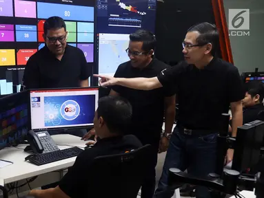 Presdir PT Astra Graphia Information Technology (AGIT) Hendrix Pramana, Wakil Presdir AGIT Halim Wahjana, Direktur AGIT Widi Triwibowo, dan Direktur AGIT Sigit Hermansyah menjadi operator di IOC AGIT, Jakarta, Selasa (4/9). (Liputan6.com/JohanTallo)