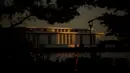 Tampak bagian luar John F. Kennedy Center for the Performing Arts di Washington, Amerika Serikat. Dewan Kennedy Center memutuskan untuk segera menutup gedung utama guna menjalani renovasi selama dua tahun. (Andrew Harnik/Getty Images/AFP)