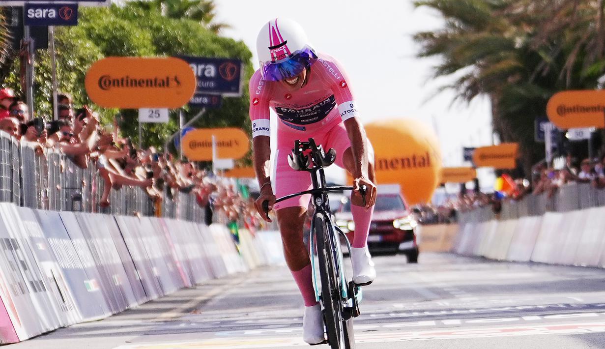 Hasil tersebut membuat klasemen klasifikasi umum (GC) semakin memanas. Eulalio sebagai pemegang jersey pink kini hanya berjarak 27 detik dari Jonas Vingegaard. (AP Photo/LaPresse/Gian Mattia D'Alberto)
