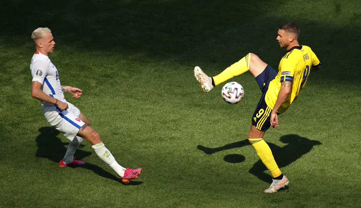 Pada pertengahan babak pertama, dominasi permainan diambil alih oleh Swedia. Kali ini Marcus Berg juga tak ketinggalan membuat peluang emas yang lagi-lagi juga gagal dikonversi menjadi gol. Skor kacamata bertahan hingga akhir babak pertama. (AP/Pool/Anton Vaganov)