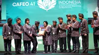 Presiden Republik Indonesia kelima, Diah Permata Megawati Setiawati Soekarnoputri menerima penghargaan tertinggi dari federasi untuk organisasi profesi keinsinyuran se-Asean (AFEO).
