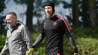 Kiper Arsenal, Petr Cech, saat latihan jelang laga leg pertama semifinal Liga Europa 2017-2018, Kamis (26/4/2018). Arsenal akan berhadapan dengan Atletico Madrid. (AFP/Ben Stansall)