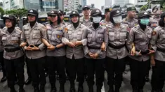 Polisi wanita (polwan) diturunkan untuk mengamankan peringatan Hari Buruh 2019 di kawasan Bundaran HI, Jakarta, Rabu (1/5/2019). Aparat kepolisian menutup Jalan Sudirman, Jakarta Pusat arah Bundaran Hotel Indonesia (HI) atau sebelum Halte Transjakarta Tosari. (Liputan6.com/Johan Tallo)