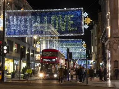 Foto pada 3 November 2020 ini memperlihatkan lampu-lampu Natal yang menerangi area perbelanjaan utama Oxford Street di London, Inggris. Lampu-lampu Natal di Oxford Street mulai dinyalakan pada Senin (2/11). (Xinhua/Han Yan)