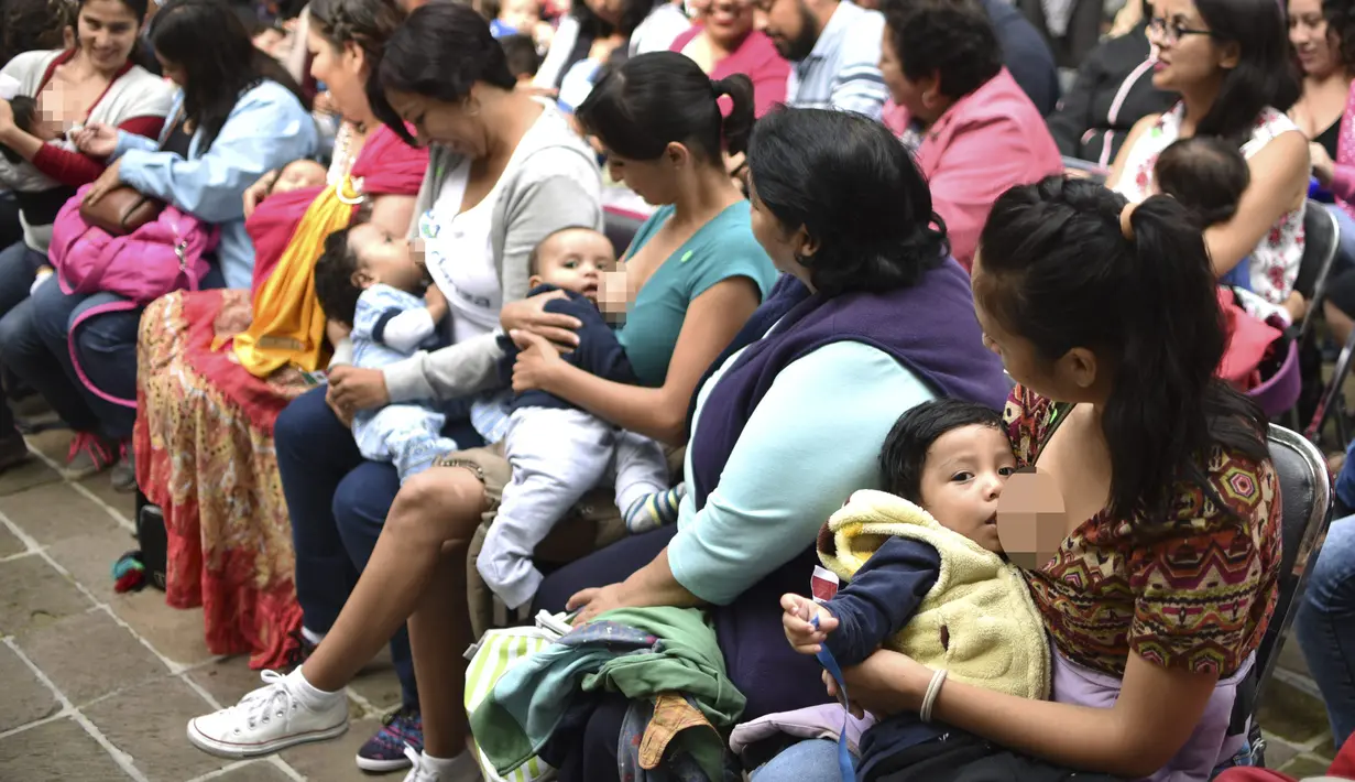 Sejumlah ibu-ibu menyusui anak mereka saat mengikuti festival menyusui "Big latch On" yang di Mexico City, Meksiko (5/8). Festival ini bertujuan untuk mempromosikan dukungan menyusui secara global. (AFP Photo/Yuri Cotez)