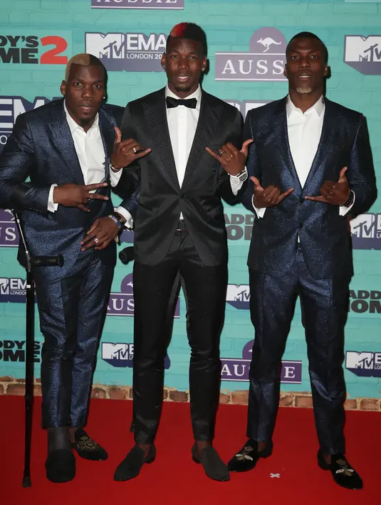 Gelandang MU, Paul Pogba (tengah) dan saudarnya Florentin Pogba (kiri) dan Mathias Pogba (kanan) berpose di atas karpet merah saat menghadiri MTV Europe Music Awards (EMA) 2017 di Wembley Arena di London, Inggris (12/11). (AFP Photo/Daniel Leal-Olivas)
