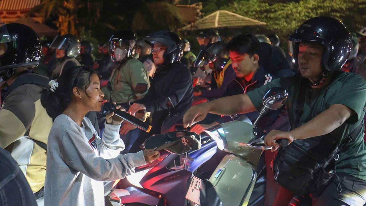 FOTO: Musik di Lampu Merah,  Kisah Kris Si Biola Jalanan dan Polemik Royalti