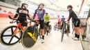 Pebalap sepeda putri Indonesia, Ayustina Delia Priatna (kanan) bercengkrama dengan rekannya saat berlatih untuk ajang UCI Track Nations Cup 2023 di Jakarta International Velodrome, Rawamangun, Jakarta, Kamis (16/02/2023). (Bola.com/Bagaskara Lazuardi)