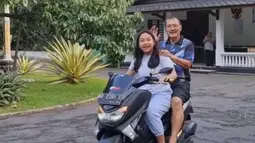 Memiliki wajah serius, ternyata Bambang trihatmodjo punya keseruan tersendiri bersama putrinya. Lihat saja ia iseng minta bonceng motor dengan Khirani, meski hanya memutari halaman rumah. (Foto: Instagram/@mayangsari_official)