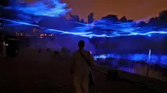 Warga menghadiri festival cahaya Noor Riyadh yang diadakan di Taman Al-Salam, Riyadh, Arab Saudi, 3 November 2022. Lebih dari 190 karya seni dipamerkan di ruang publik Riyadh selama festival cahaya Noor Riyadh, termasuk instalasi monumental dan interaktif serta patung-patung. (Fayez Nureldine/AFP)