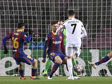 Striker Juventus, Cristiano Ronaldo, berusaha mencetak gol ke gawang Barcelona pada laga matchday terakhir Grup G Liga Champions di Camp Nou Stadium, Rabu (9/12/2020) dini hari WIB. Juventus menang 3-0 atas Barcelona. (AFP/Josep Lago)