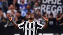 4. Douglas Costa (Juventus) – Fans Juventus sempat meragukan kemampuan winger pinjaman dari Bayern Munchen ini. Namun seiring berjalannya waktu Ia mampu membuktikan dan menjadi bagian penting yang akhirnya dipermanenkan Juve. (AFP/Marco Bertorello)