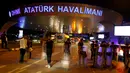 Sejumlah petugas kepolisian menjaga pintu masuk menuju Bandara Atarturk, Istanbul, Turki, pasca ledakan bom, Selasa (28/6). Ledakan bom tersebut terjadi di area kedatangan bandara, di mana pelaku berjumlah tiga orang. (REUTERS/Osman Orsal)