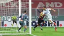 Bek Inter Milan, Danilo D'ambrosio, mencetak gol ke gawang Genoa pada laga Liga Italia di Stadion Luigi Ferraris, Minggu (25/10/2020). Inter Milan menang dengan skor 2-0. (Tano Pecoraro/LaPresse via AP)