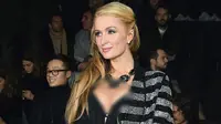 Paris Hilton Pamer Belahan Dada dan Paha di Milan Fashion Week