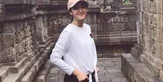 Cut Syifa, tidak hanya dikagumi soal kepiawaiannya dalam berakting namun juga gaya berpakaiannya. Sering memakai baju putih, begini cara Cut Syifa memadukannya agar terlihat kece. (Instagram/cutsyifaa)