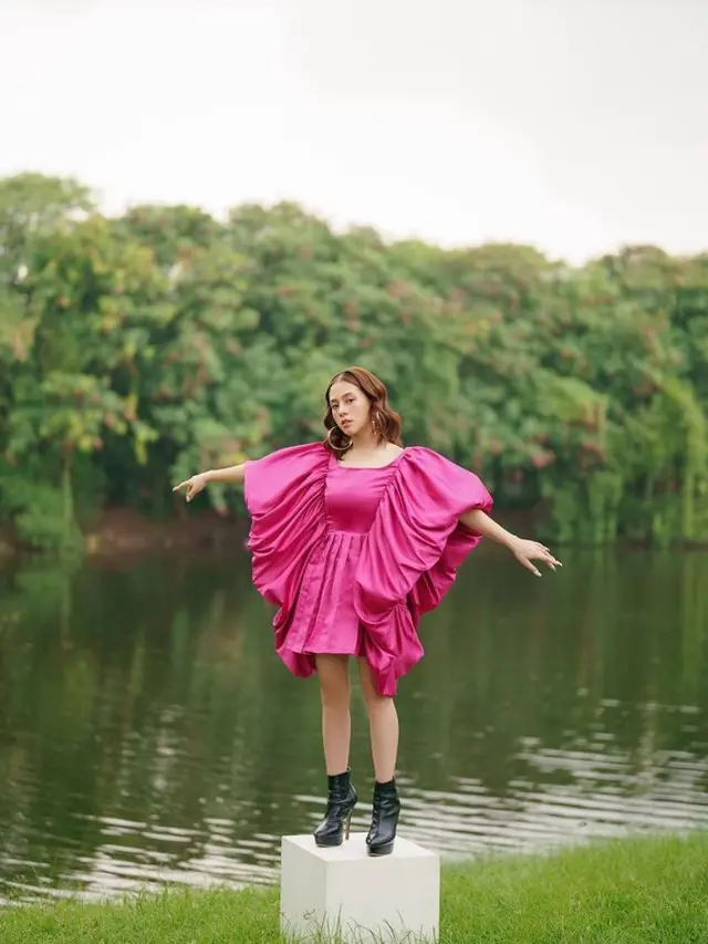 7 Gaya Pemotretan Adhisty Zara di Tepi Danau, Tampil Manis Pakai Dress Pink