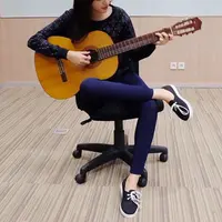 Bakat bermusik Indah sudah terlihat, ketika masih SMA ia gemar menulis lagu hasil karyanya sendiri. (viainstagram@indahkus_/Bintang.com)