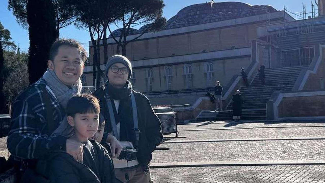 Potret Keluarga Hanung Bramantyo dan Zaskia Adya Mecca Liburan ke Italia, Berkunjung ke Colosseum hingga Salat Jumat di Kota Katolik Roma