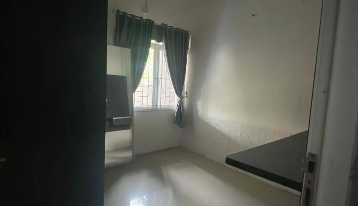 Rumah dengan tiga kamar, dua kamar mandi, gudang, garasi. Selain itu rumah dengan luas tanah 117 meter dan luas bangunan 100 meter itu juga sekaligus menjual beberapa parabot yang ada di dalamnya. [Instagram/zaskia_gotix]