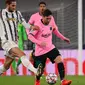 Penyerang Barcelona, Lionel Messi, berebut bola dengan gelandang Juventus, Adrien Rabiot, pada laga lanjutan Liga Champions 2020/2021 di Allianz Stadium, Kamis (29/10/2020) dini hari WIB. Barcelona menang 2-0 atas Juventus. (AFP/Marco Bertorello)