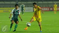 Penyerang Sriwijaya FC, Alberto Goncalves (kanan) berusaha mengecoh bek PS TNI Wiganda Pradika pada lanjutan Turnamen Piala Bhayangkara di Stadion Si Jalak Harupat, Bandung, Minggu (20/3/2016). Sriwijaya FC unggul 2-1. (Liputan6.com/Helmi Fithriansyah)