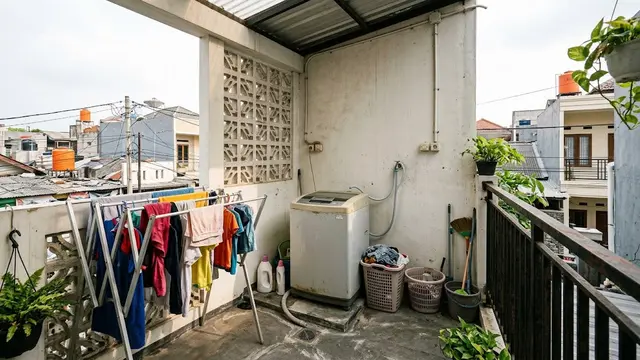 Tempat Cuci Konsep Terbuka di Sudut Balkon Atas