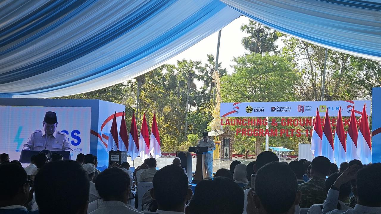 Prabowo meresmikan PLTS Gilimanuk di Kecamatan Gilimanuk, Kabupaten Jembrana, Bali, Selasa (25/8). (merdeka.com/Moh Kadafi).