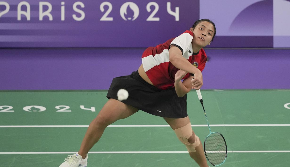 Tunggal putri Indonesia, Gregoria Mariska Tunjung melepaskan smes ke arah lawannya, wakil Korea Selatan Kim Ga-eun pada laga 16 besar nomor tunggal putri cabor bulu tangkis Olimpiade Paris 2024 di Porte de la Chapelle Arena, Paris, Kamis (1/8/2024). Gregoria Mariska Tunjung menang dalam tiga set (21-4, 8-21 dan 23-21) untuk melaju ke perempatfinal. (AP Photo/Dita Alangkara)