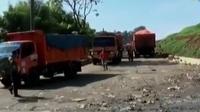 Truk pengangkut sampah DKI Jakarta masih mengantre hingga dua kilometer di TPST Bantar Gebang.