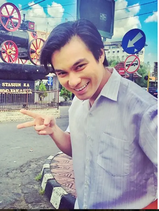  Baim Wong kembali buat kejutan. Kali ini ia mengunggah sejumlah fotonya sedang memesan baju pre wedding di Rumah Mode Brutus, Jakarta, beberapa hari lalu. (Via Instagram/@Baimwong)