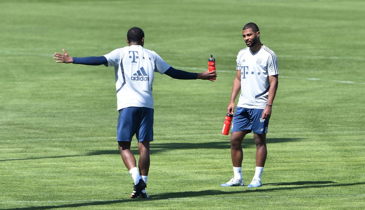 Pemain Bayern Munchen, Serge Gnabry dan David Alaba, saat megikuti sesi latihan di fasilitas pelatihan Bayern Munchen, Jerman, Kamis (16/4/2020). Munchen menggelar latihan dengan cara para pemain ditempatkan dalam kelompok-kelompok kecil dan tetap mempertahankan jarak fisik. (AFP/Christof Stache)