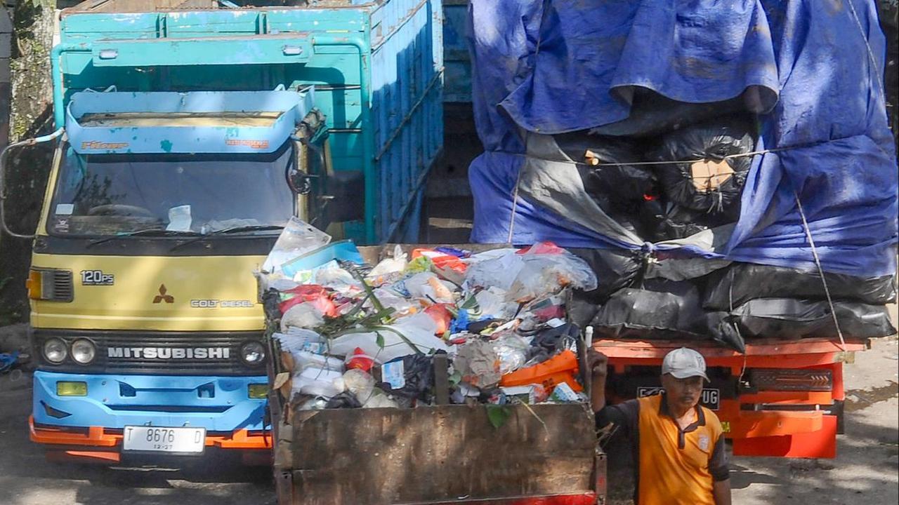 Selain faktor kelebihan kapasitas dan belum adanya lokasi pembuangan baru, penumpukan sampah bekas libur Idul Adha juga sempat memperparah antrean semakin panjang.