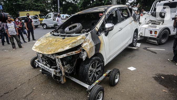 Mobil yang rusak pascapenyerangan di Polsek Ciracas, Jakarta, Sabtu (29/8/2020). Polsek Ciracas  diserang oleh sejumlah orang tak dikenal pada Sabtu (29/8) dini hari. (Liputan6.com/Faizal Fanani)