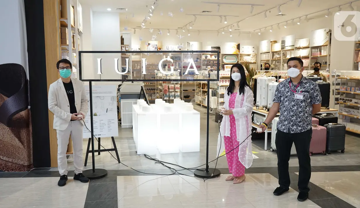 Managing Director IUIGA Indonesia William Firman, Executive Director Atome Indonesia Meri Ui dan General Manager Mall Operation Bayu Tunggul Aji pada pembukaan gerai IUIGA yang ke-3 di AEON Mall Sentul City, Bogor, Jumat (19/03/2021). (Liputan6.com/HO/Ruru)