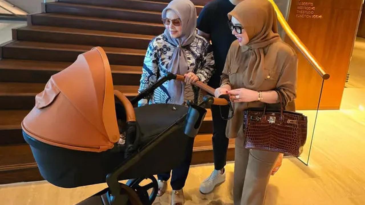 7 Potret Syahrini Ajak Baby R Jalan-Jalan di Singapura, Wajahnya Masih Dirahasiakan