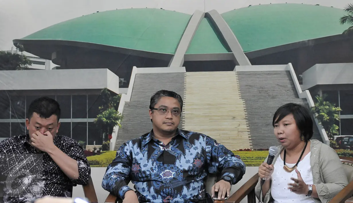 Ketua Komisi IX DPR Dede Yusuf (tengah) saat menjadi narasumber dalam diskusi di Gedung DPR, Jakarta, Selasa (29/9/2015). Ia berharap revisi UU No 39 Th 2004 tentang Penempatan dan Perlindungan TKI dapat diselesaikan 2015. (Liputan6.com/Johan Tallo)